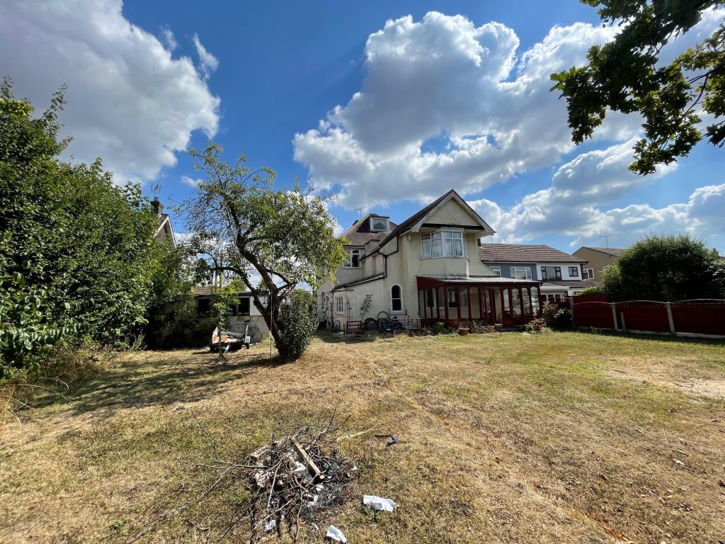 Lot: 97 - FREEHOLD DETACHED HOUSE WITH POTENTIAL - 